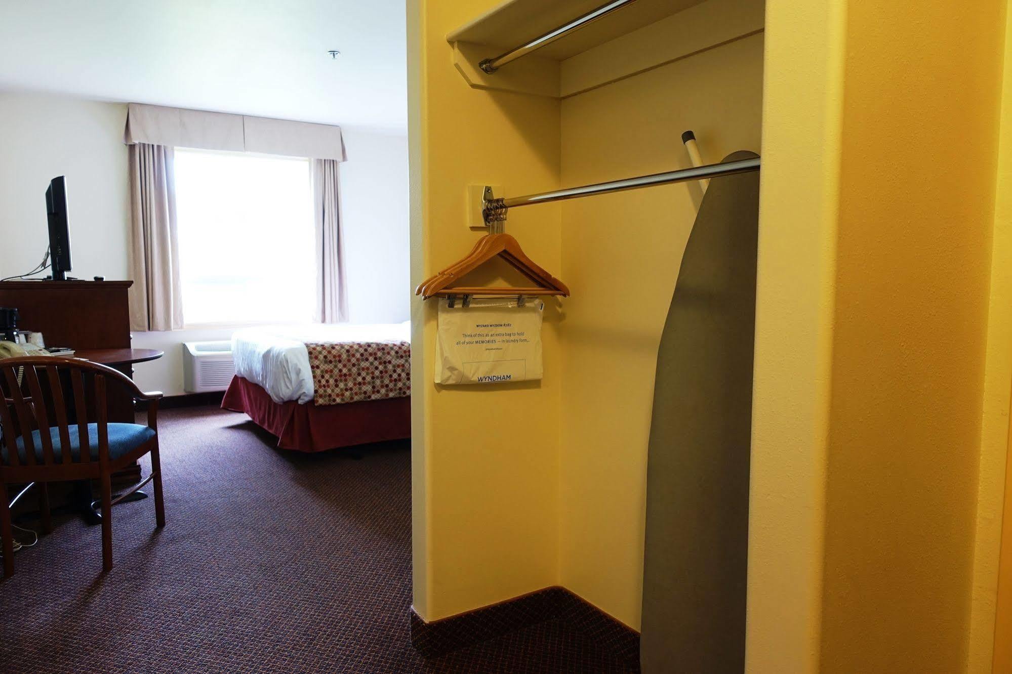 Super 8 By Wyndham Caraquet Hotel Buitenkant foto